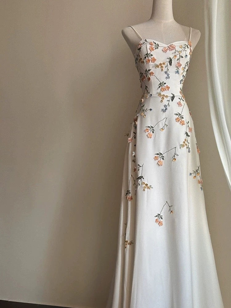 Robe de soirée blanche longue à bretelles spaghetti et ligne A vintage avec appliques C3112