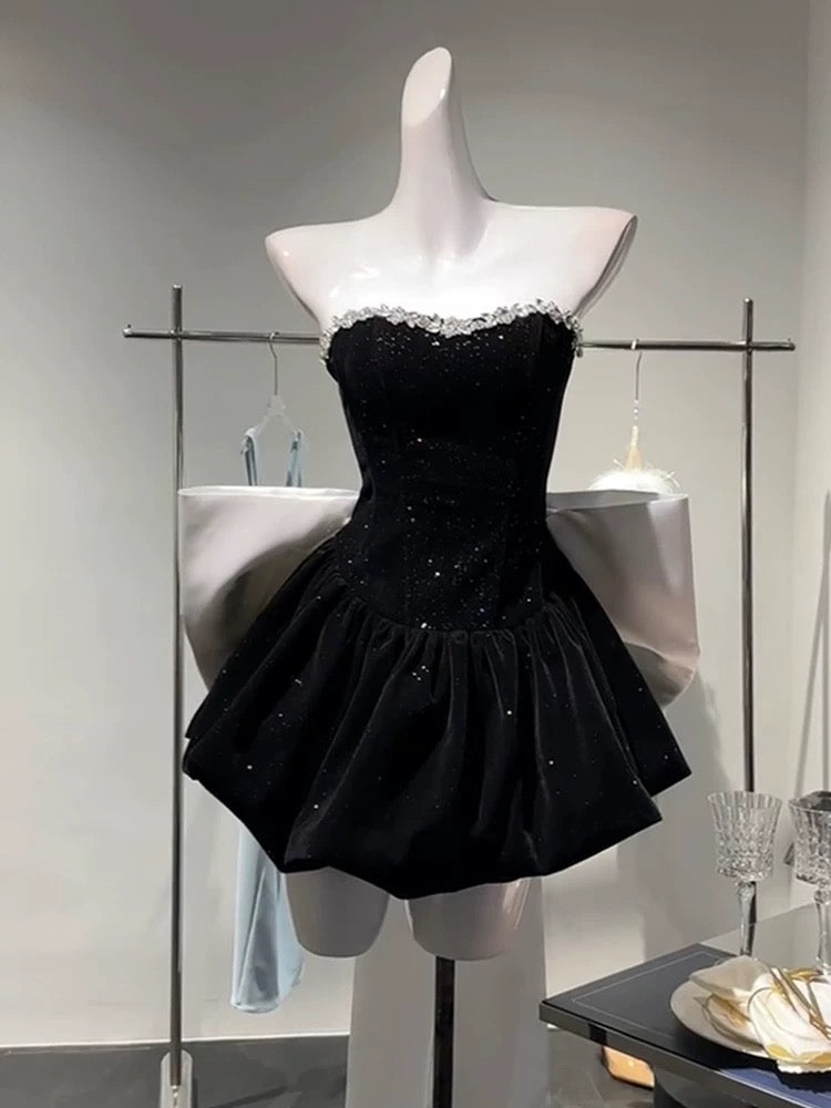 Robe de cocktail courte en velours noir sans bretelles et chic