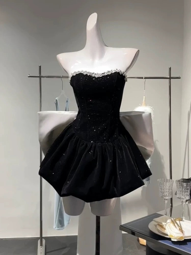 Robe de cocktail courte en velours noir sans bretelles et chic