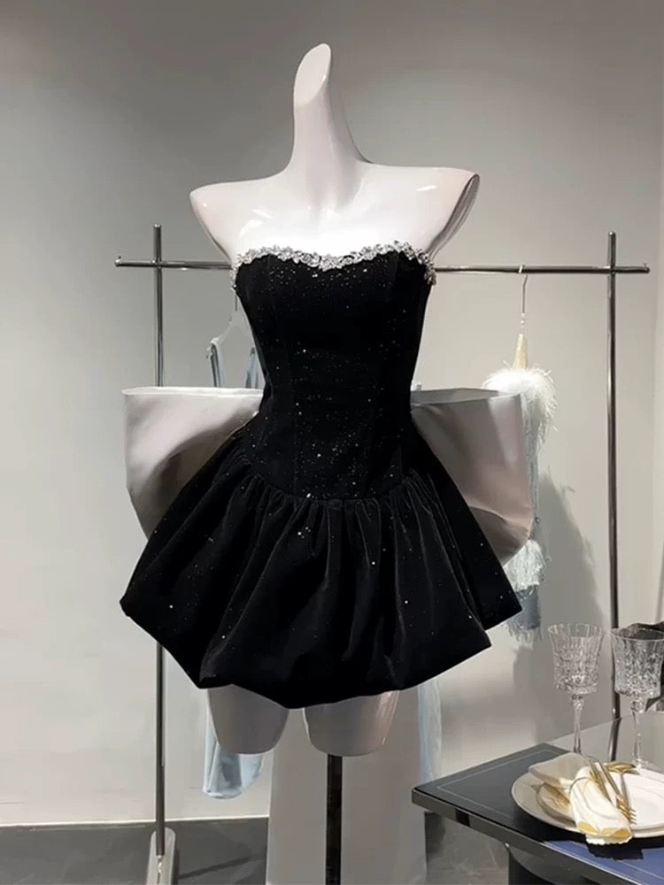 Robe de cocktail courte en velours noir sans bretelles et chic