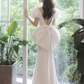 Robe de bal longue blanche sirène en satin à manches bouffantes simples B300