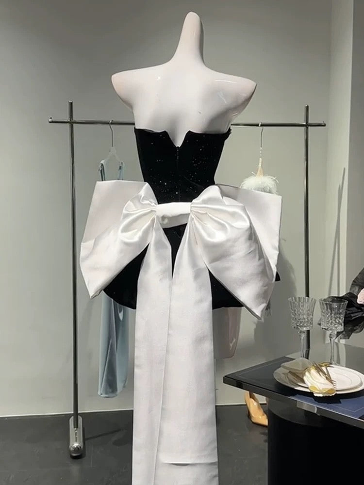 Robe de cocktail courte en velours noir sans bretelles et chic