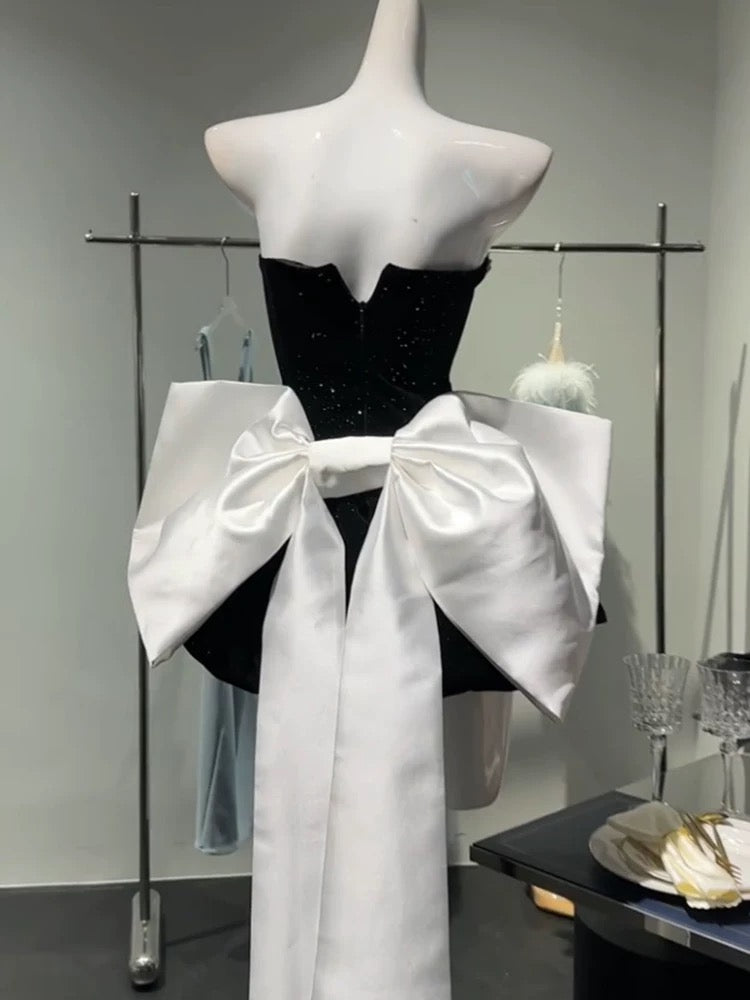 Robe de cocktail courte en velours noir sans bretelles et chic