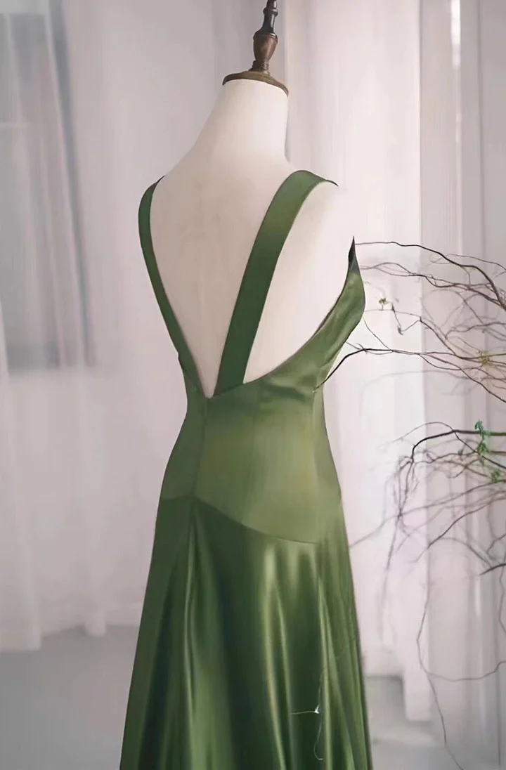 Robe de bal en satin vert à décolleté en V et dos bas B640