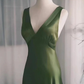 Robe de bal en satin vert à décolleté en V et dos bas B640