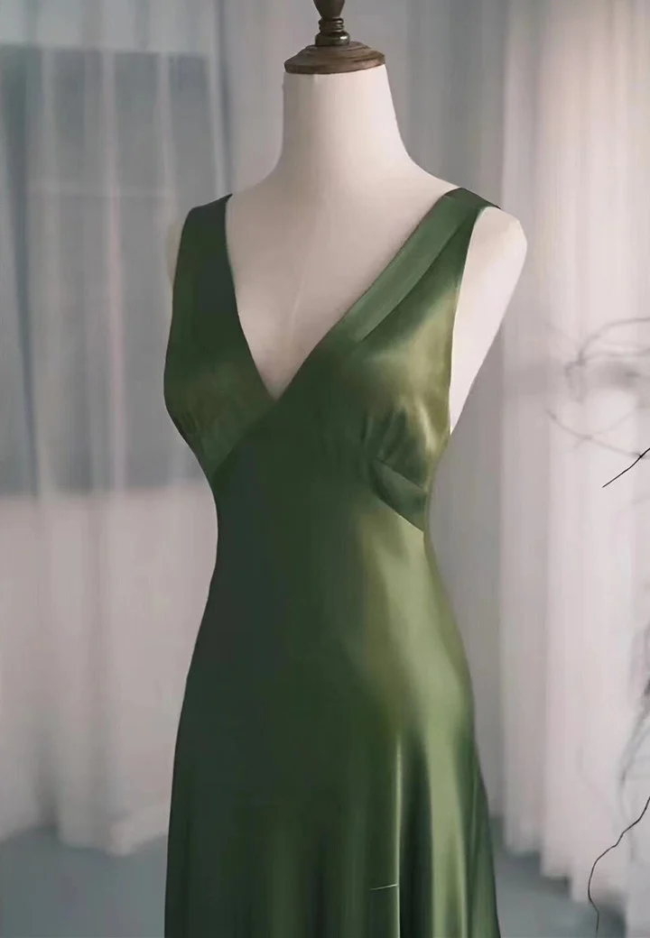 Robe de bal en satin vert à décolleté en V et dos bas B640