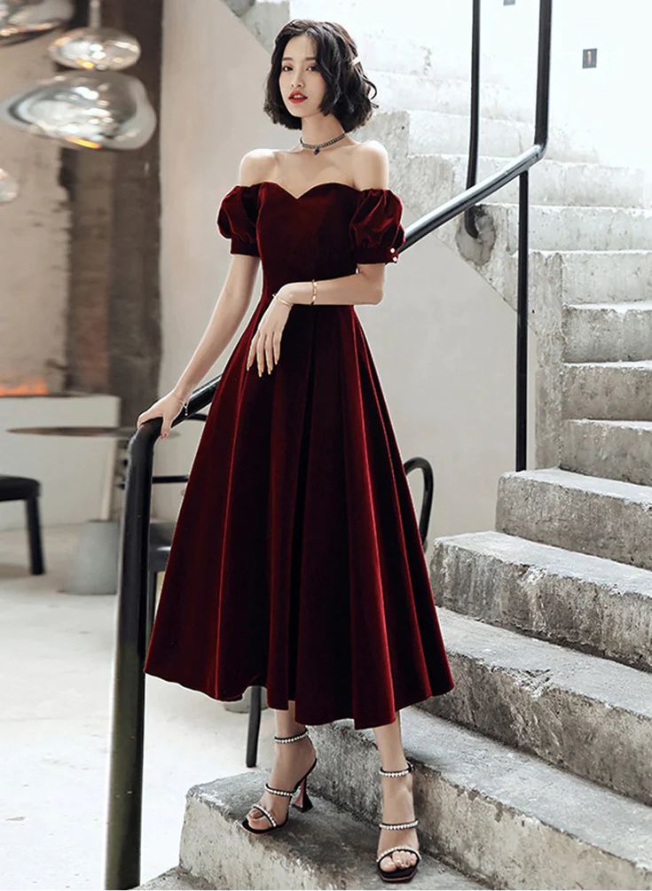 Robe de soirée vintage en velours bordeaux à épaules dénudées et ligne A C1170