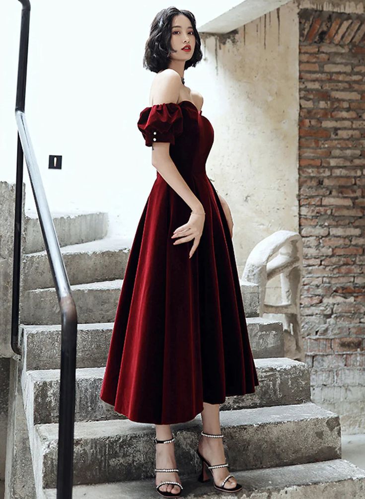 Robe de soirée vintage en velours bordeaux à épaules dénudées et ligne A C1170