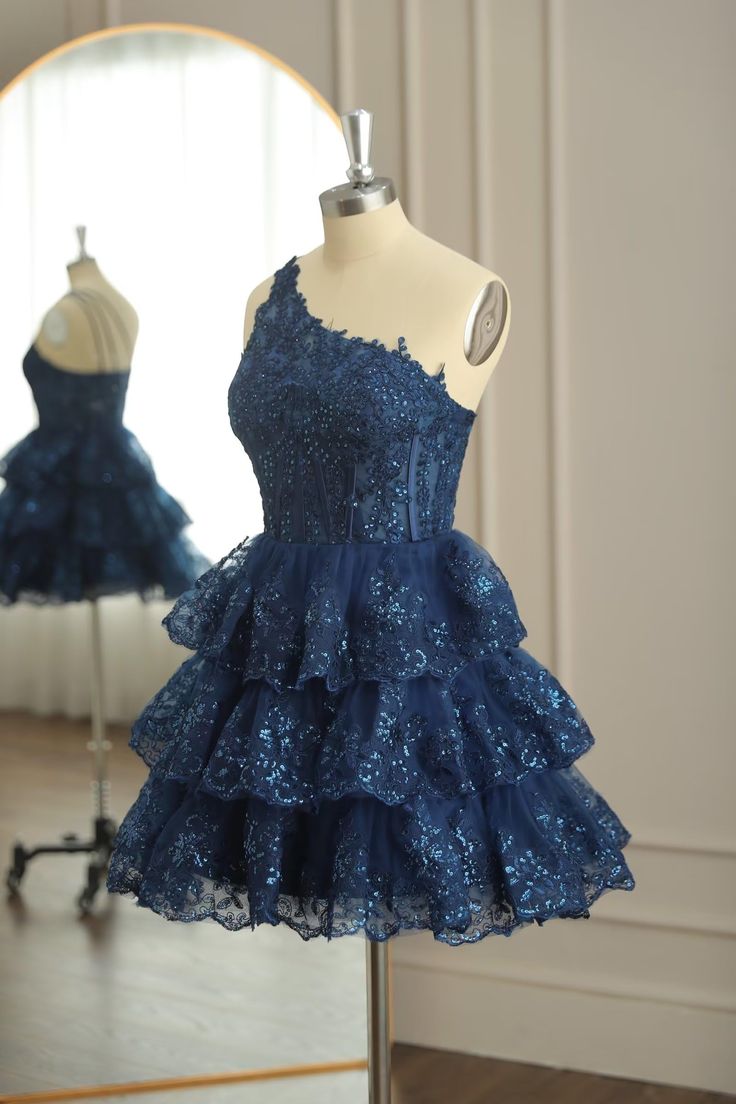 Robe de soirée en tulle multicouche avec appliques à une épaule bleu marine foncé C1201