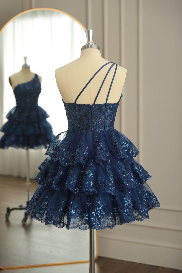 Robe de soirée en tulle multicouche avec appliques à une épaule bleu marine foncé C1201