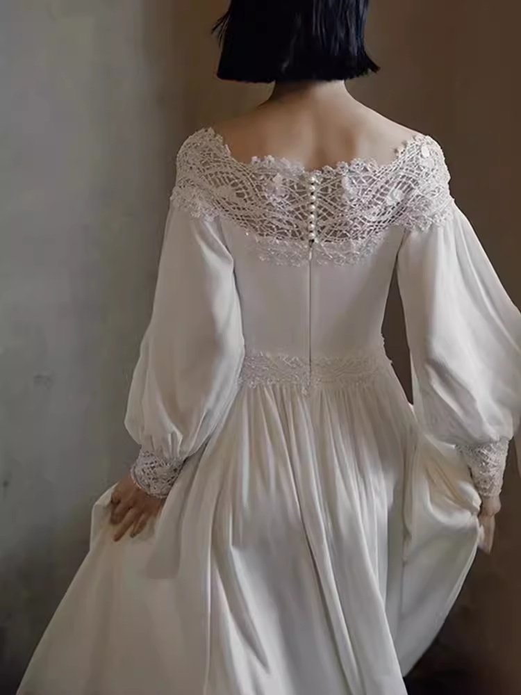 Robe de mariée blanche chic en dentelle à épaules dénudées et manches longues C1466