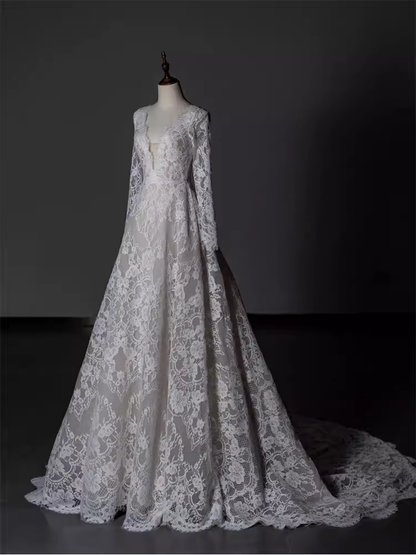 Robe de mariée blanche chic en dentelle à décolleté en V et manches longues C1469