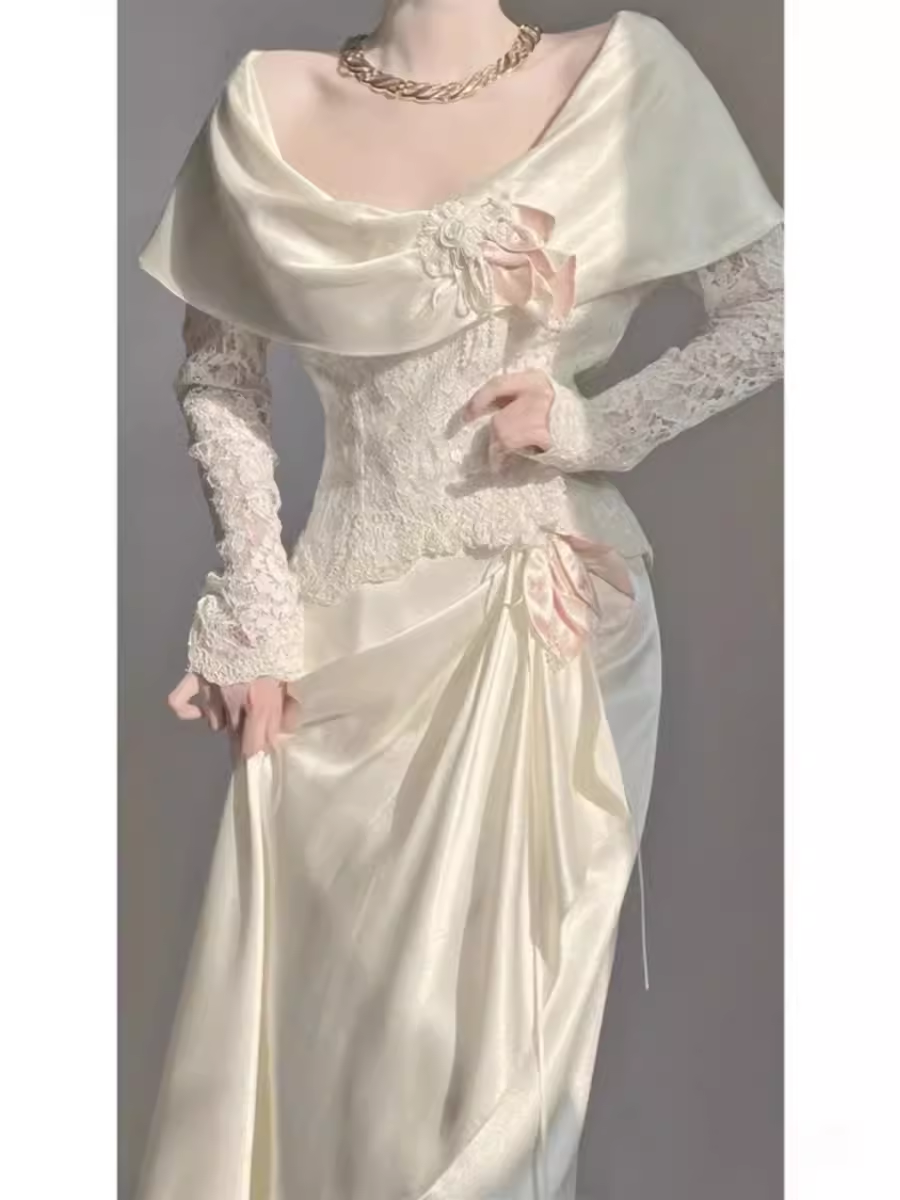 Robe de mariée blanche en dentelle à manches longues et coupe trapèze chic C1480