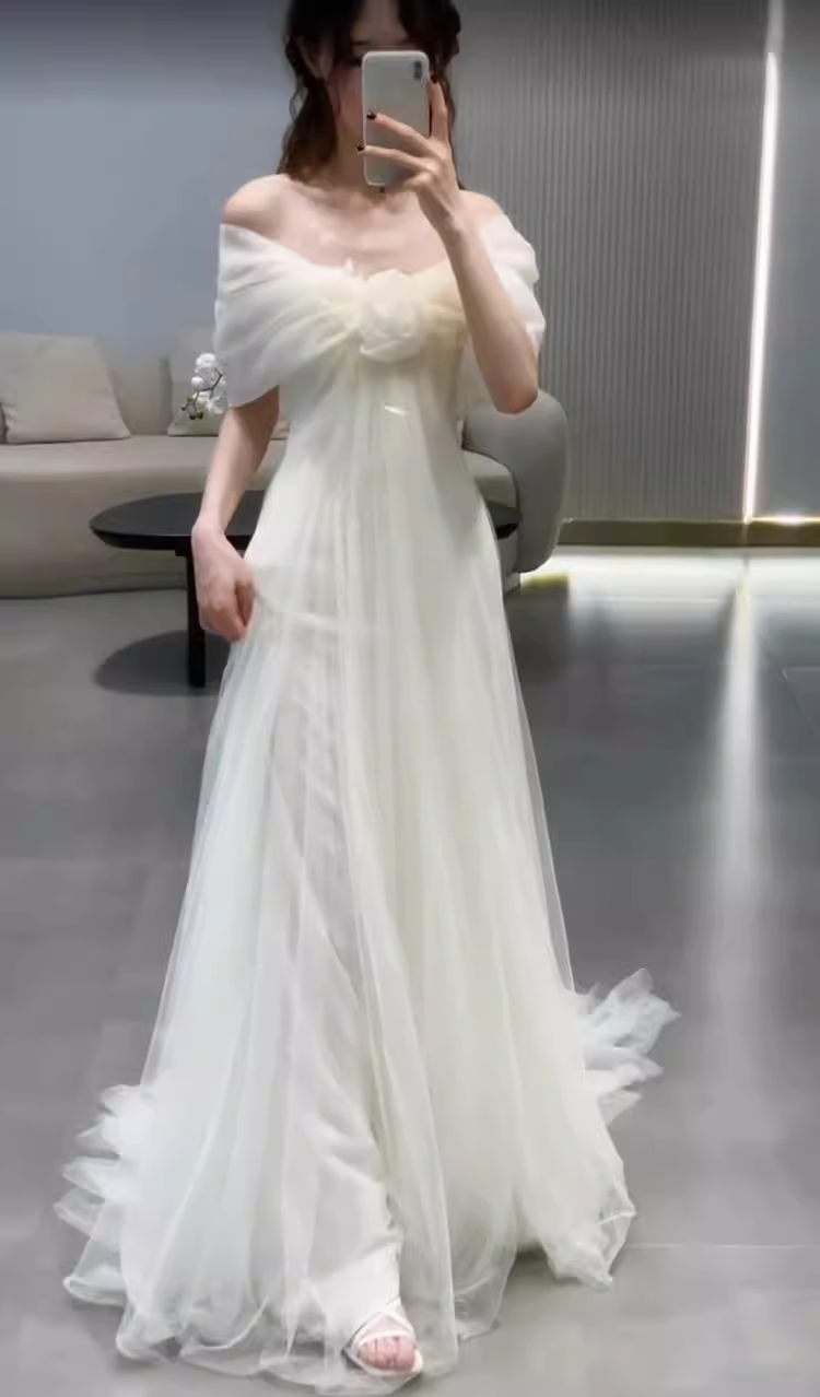 Robe de mariée longue blanche en tulle à épaules dénudées et simple C1482