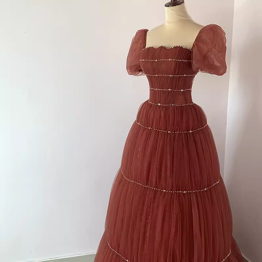 Jolie robe de bal longue en tulle bordeaux à décolleté carré et perles C1511