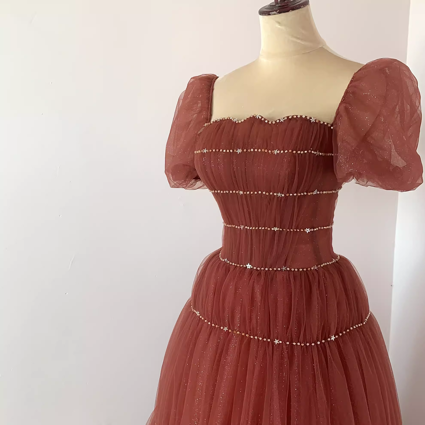 Jolie robe de bal longue en tulle bordeaux à décolleté carré et perles C1511