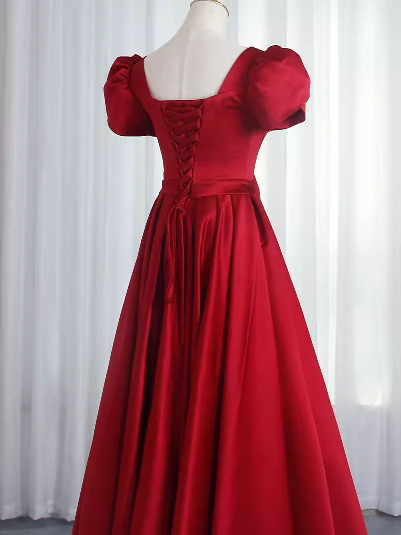 Jolie robe de bal longue en satin bordeaux à manches courtes et coupe trapèze C1515