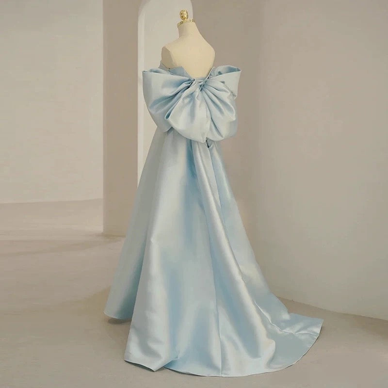 Robe de soirée longue en satin bleu ciel clair à épaules dénudées et ligne A modeste C1649