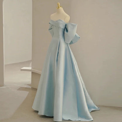 Robe de soirée longue en satin bleu ciel clair à épaules dénudées et ligne A modeste C1649