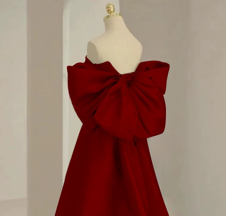 Robe de soirée longue en satin bordeaux à épaules dénudées et modeste avec nœud C1651