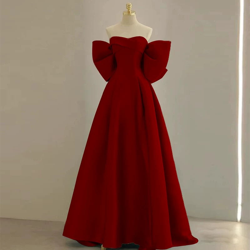 Robe de soirée longue en satin bordeaux à épaules dénudées et modeste avec nœud C1651