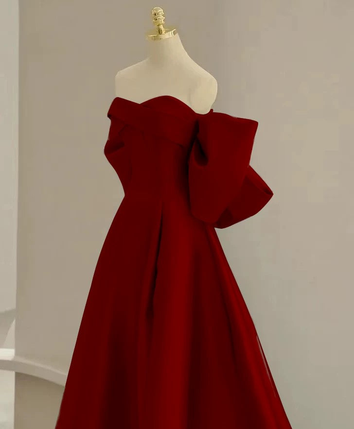 Robe de soirée longue en satin bordeaux à épaules dénudées et modeste avec nœud C1651