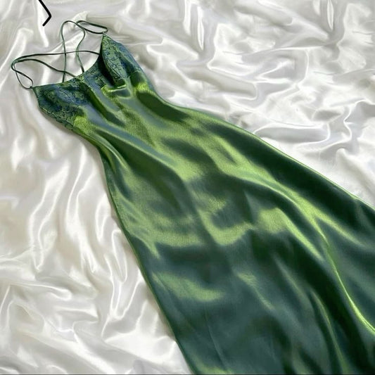 Robe de soirée longue verte à bretelles spaghetti et fourreau modeste C1719