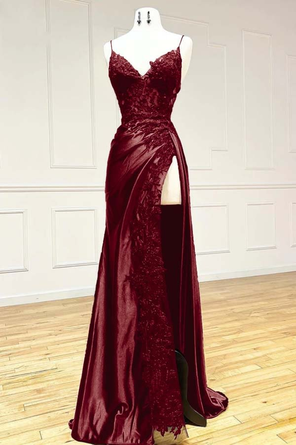 Robe de bal élégante en satin bordeaux à bretelles spaghetti et à volants C1761