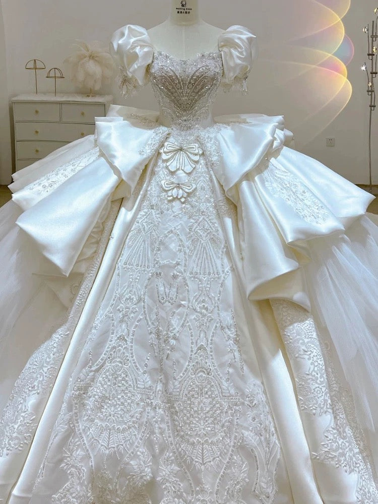 Robe de mariée de rêve en dentelle blanche à manches courtes bouffantes et décolleté en cœur avec perles C1797