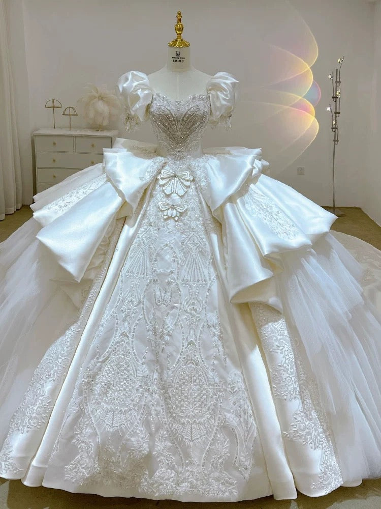 Robe de mariée de rêve en dentelle blanche à manches courtes bouffantes et décolleté en cœur avec perles C1797