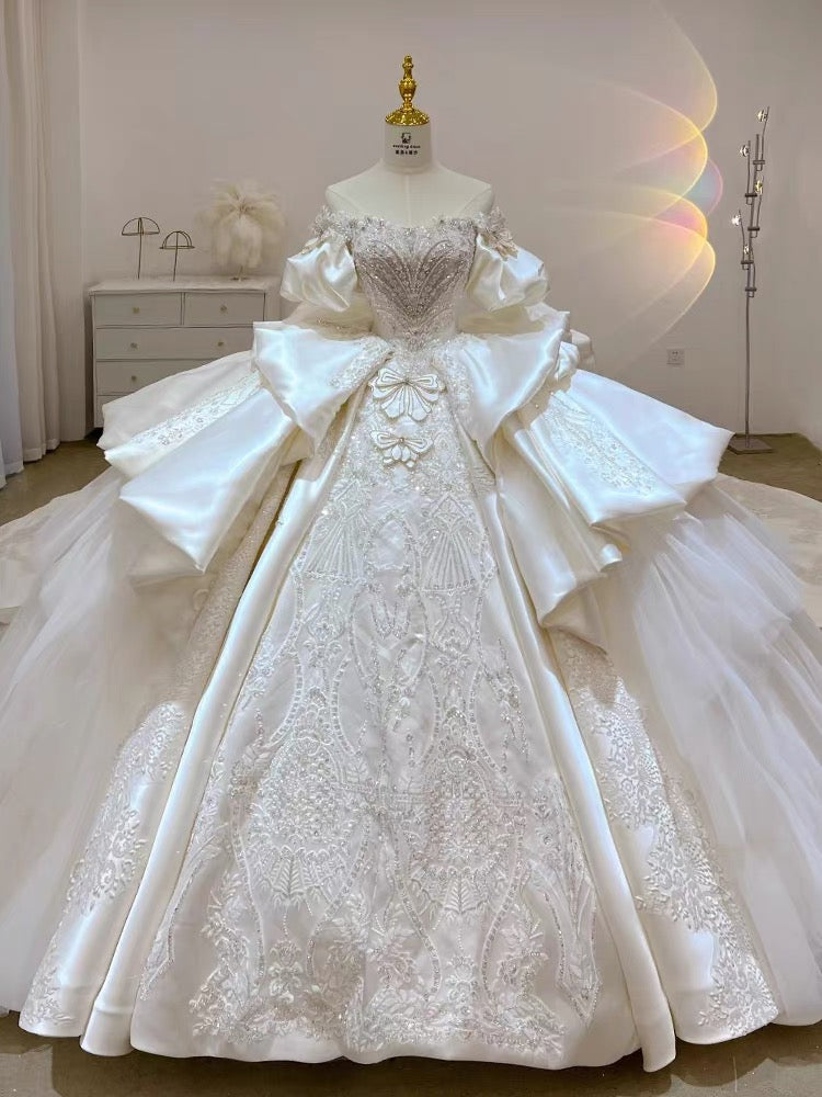 Robe de mariée de rêve en dentelle blanche à manches courtes bouffantes et décolleté en cœur avec perles C1797