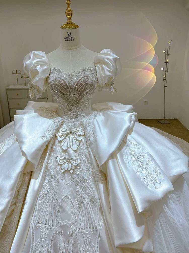 Robe de mariée de rêve en dentelle blanche à manches courtes bouffantes et décolleté en cœur avec perles C1797