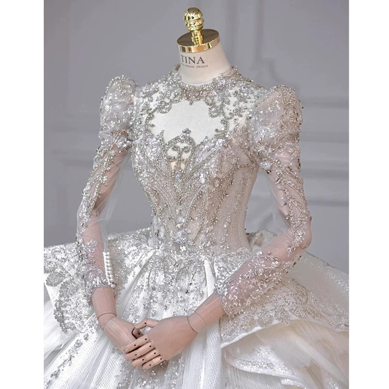 Robe de mariée blanche à manches longues et paillettes avec décolleté en V et perles C1810