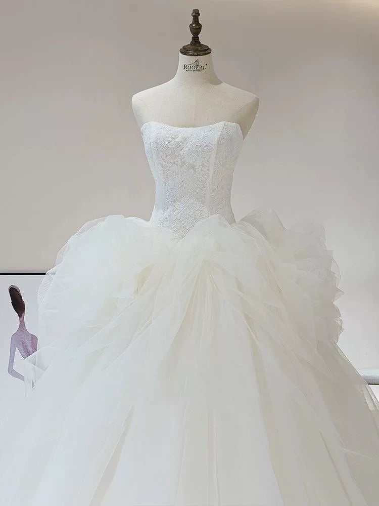 Dreamy Ball Gown Strapless Sleeveless White Tulle Wedding Dresses With Ruffles C1818