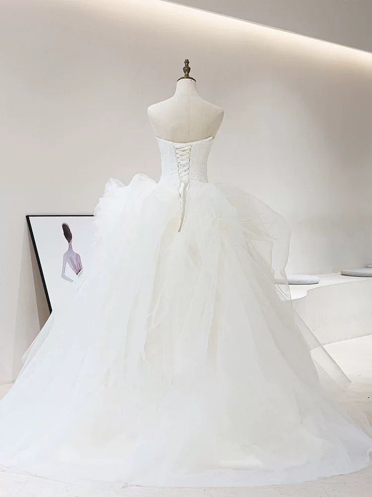 Dreamy Ball Gown Strapless Sleeveless White Tulle Wedding Dresses With Ruffles C1818