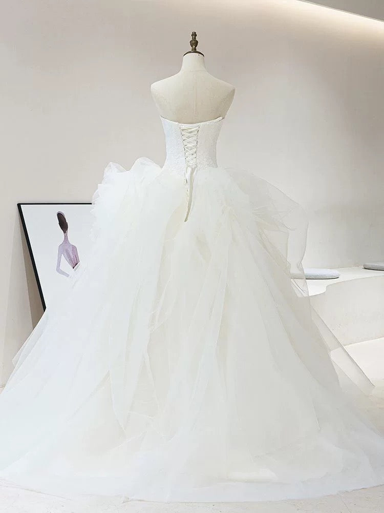 Dreamy Ball Gown Strapless Sleeveless White Tulle Wedding Dresses With Ruffles C1818