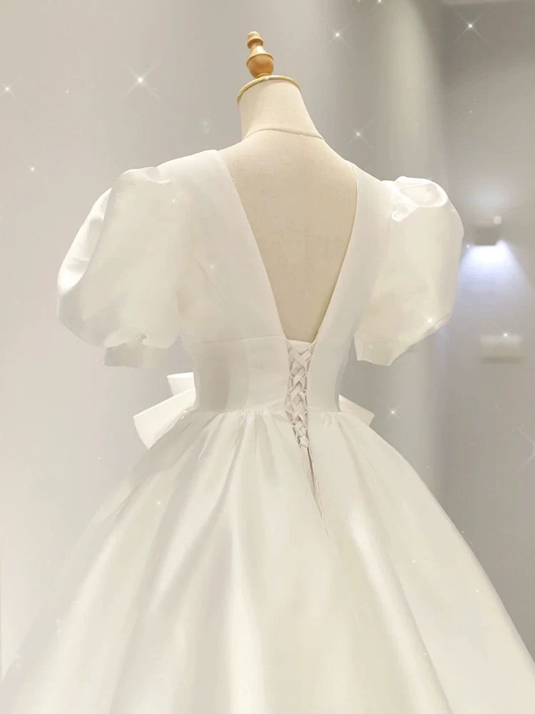 Robe de mariée simple en satin blanc à col en V et manches courtes avec nœud C1819