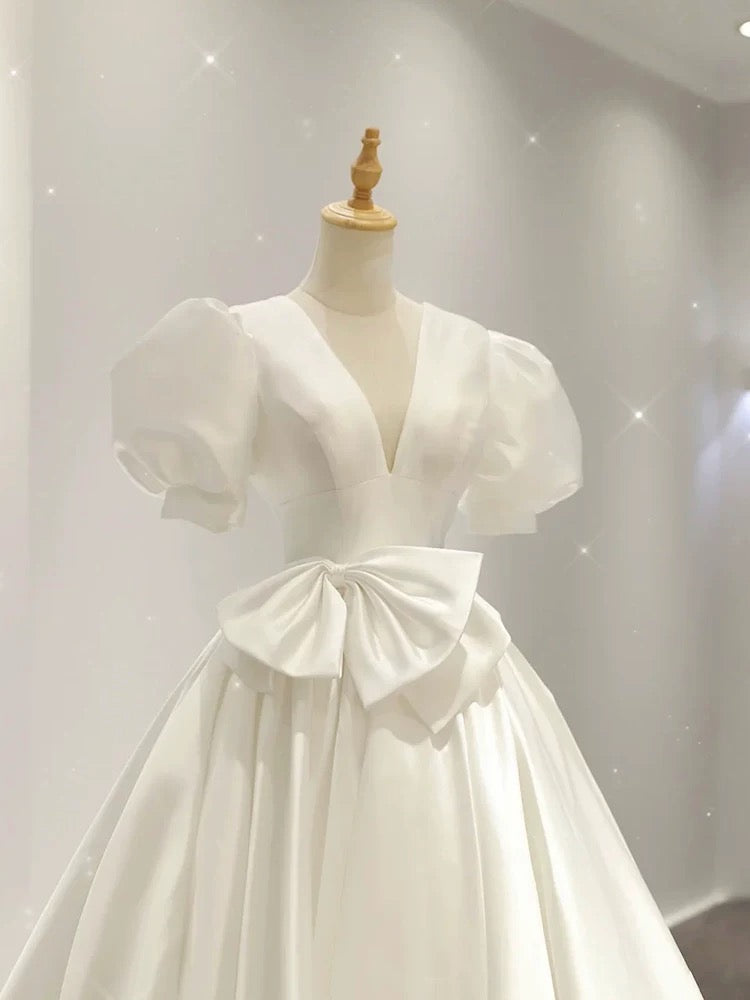 Robe de mariée simple en satin blanc à col en V et manches courtes avec nœud C1819