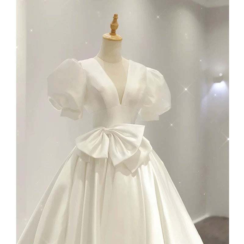 Robe de mariée simple en satin blanc à col en V et manches courtes avec nœud C1819