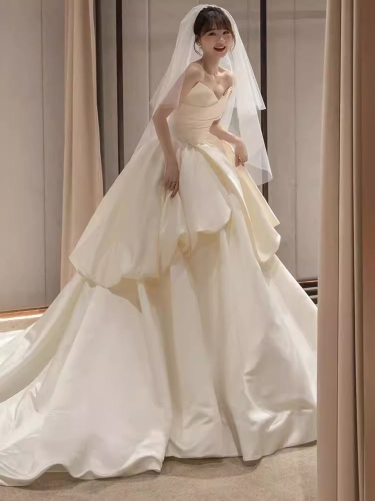 Robe de mariée longue en satin avec robe de bal unique C190