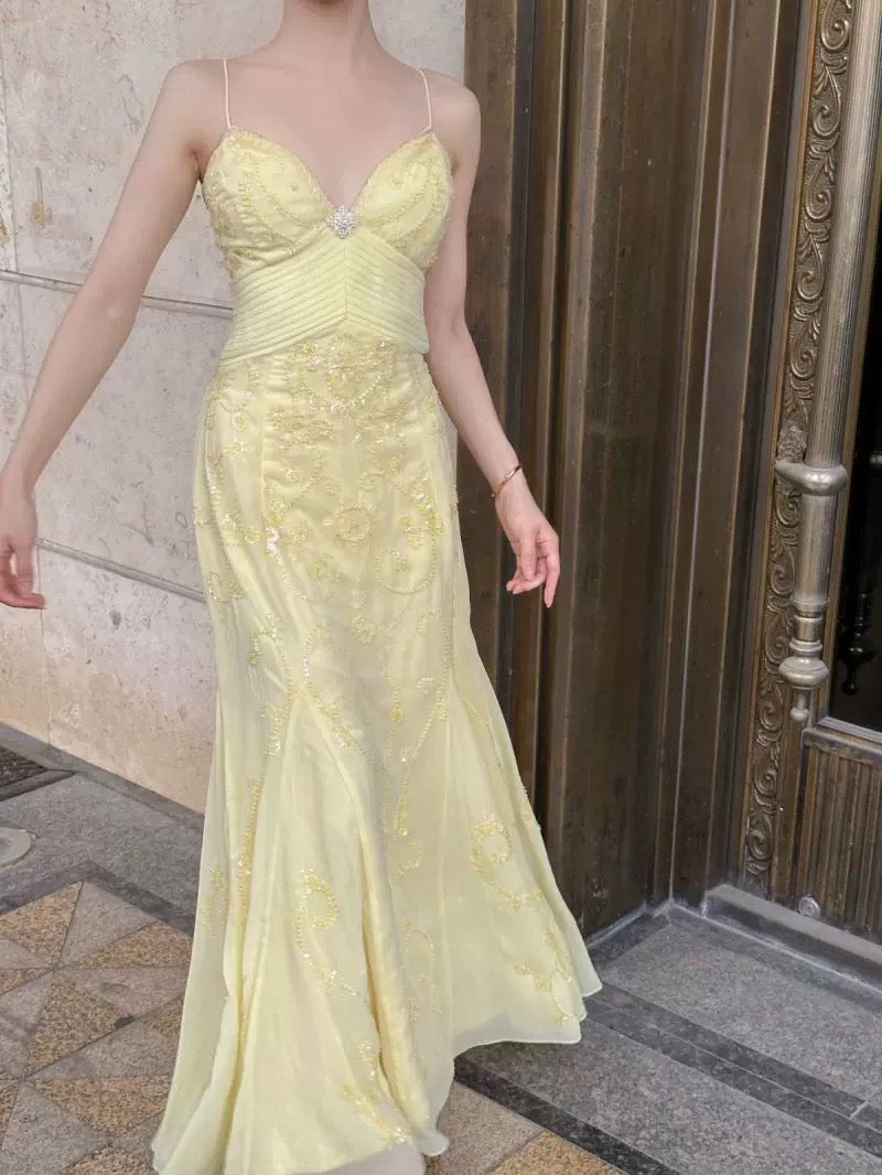 Robe de soirée longue en mousseline de soie jaune à bretelles spaghetti et sirène élégante avec perles C1930