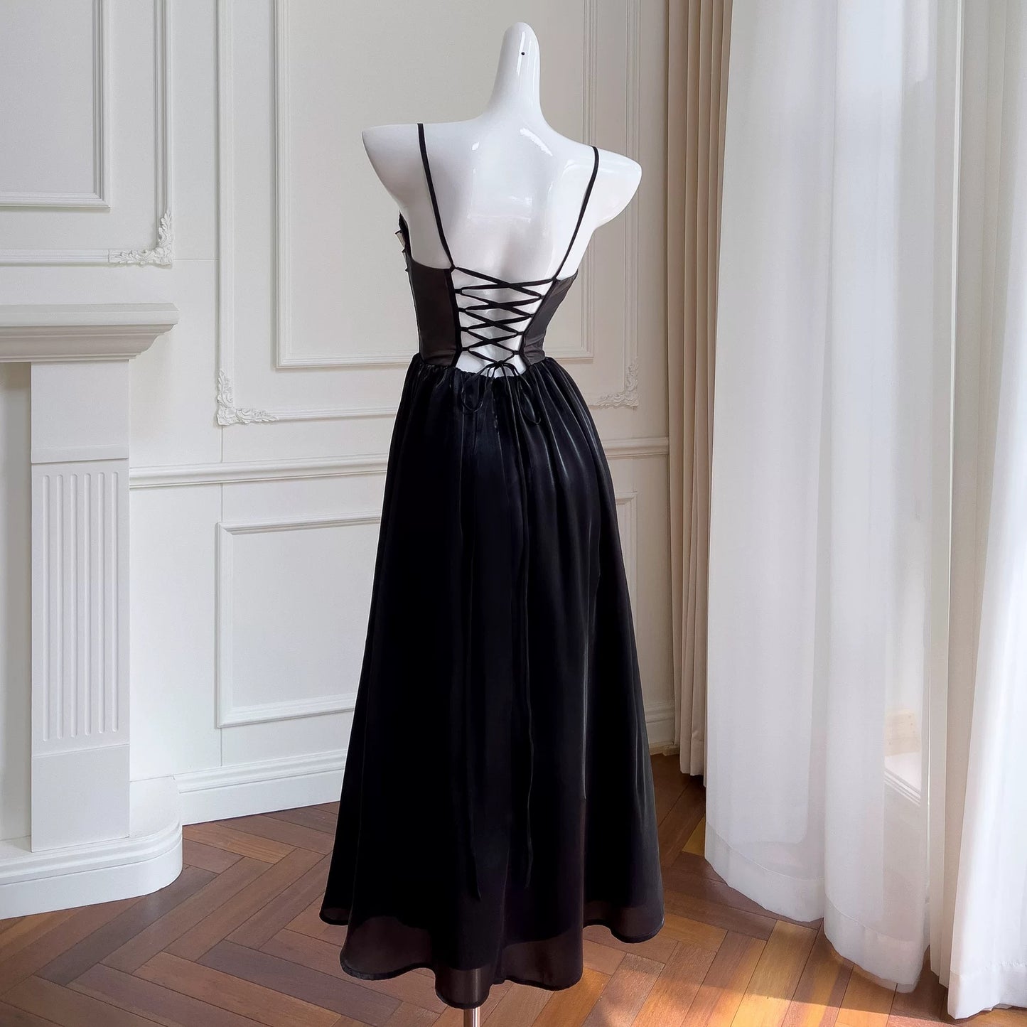 Robe de bal longue noire sans manches à bretelles spaghetti et ligne A mignonne C1957