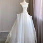 Robe de mariée chic en tulle blanc sans manches et sans bretelles avec volants C1958