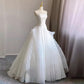 Robe de mariée chic en tulle blanc sans manches et sans bretelles avec volants C1958