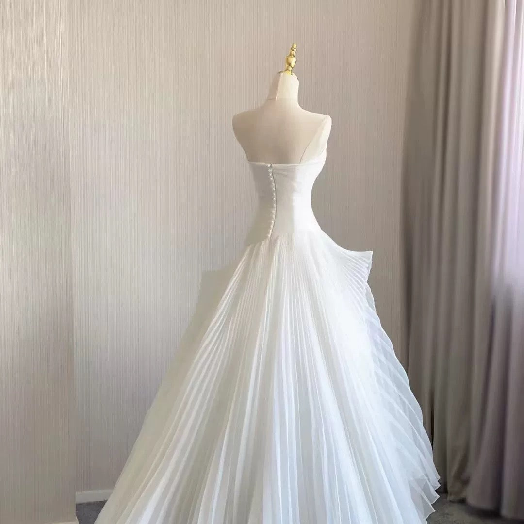 Robe de mariée chic en tulle blanc sans manches et sans bretelles avec volants C1958