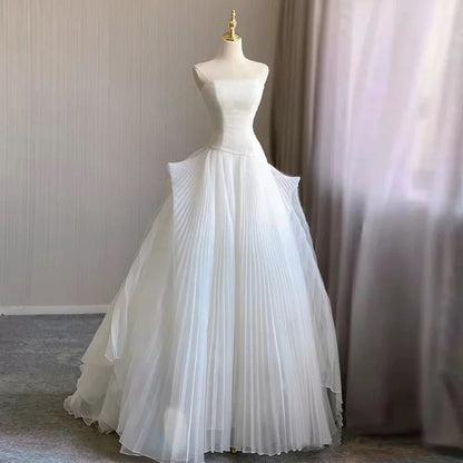 Robe de mariée chic en tulle blanc sans manches et sans bretelles avec volants C1958