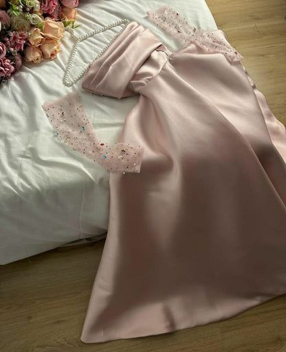 Robe de soirée longue en satin rose à volants et décolleté en cœur modeste C2008