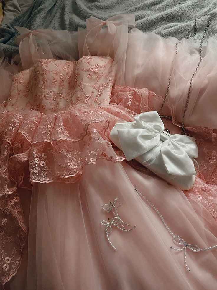 Robe de soirée longue rose blush à bretelles en dentelle et fleurs vintage C2014