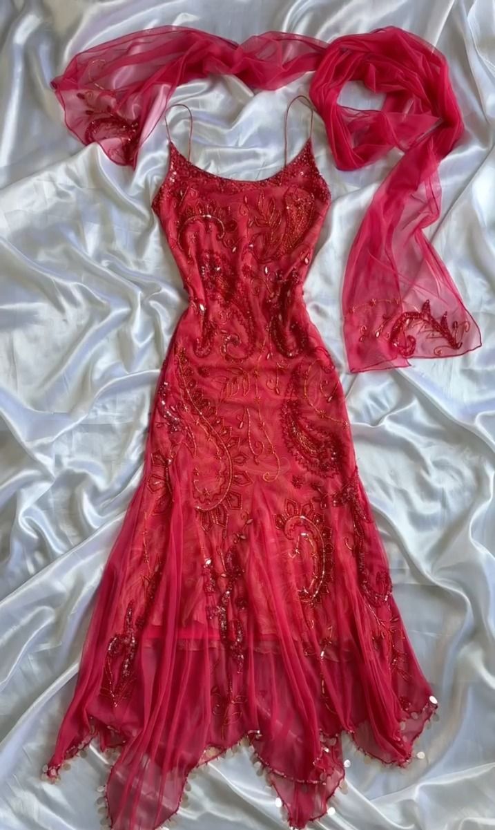 Robe de soirée longue en mousseline de soie rouge à bretelles spaghetti vintage avec volants et perles C2022