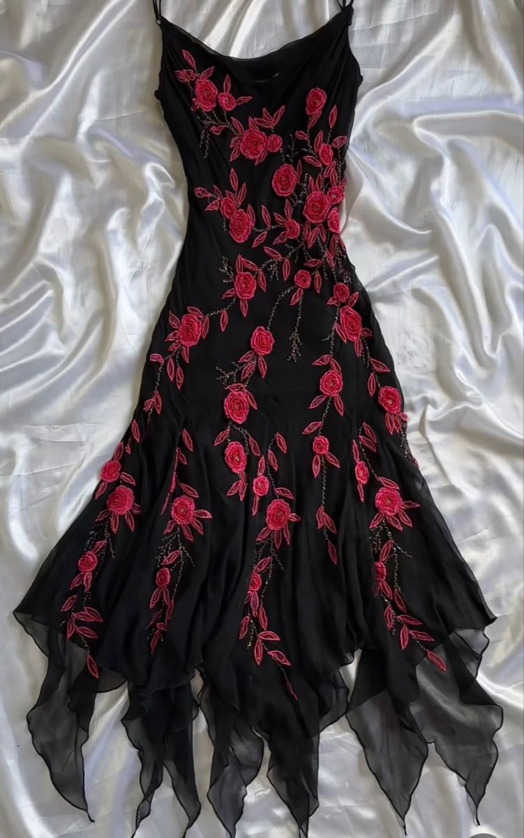 Robe de soirée longue noire à bretelles spaghetti et gaine vintage avec perles C2023